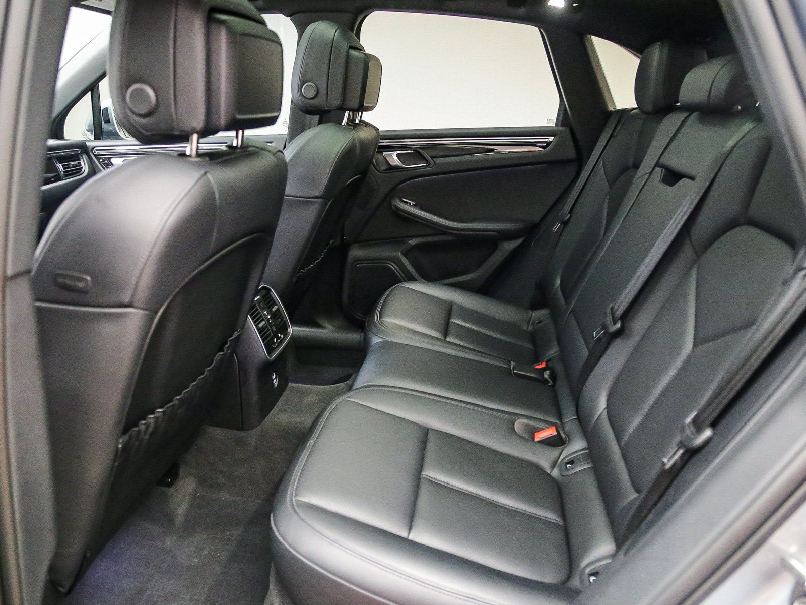 Certified 2025 Porsche Macan AWD/4WD image 24