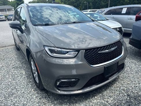 Used 2023 Chrysler Pacifica Touring-L FWD image 2