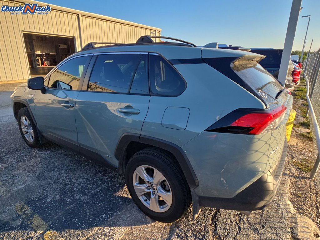 Used 2021 Toyota RAV4 XLE w/ Convenience Package AWD/4WD image 4