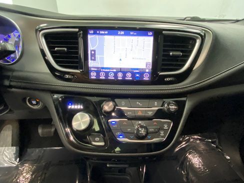 Used 2018 Chrysler Pacifica Limited w/ S Appearance Package image 28