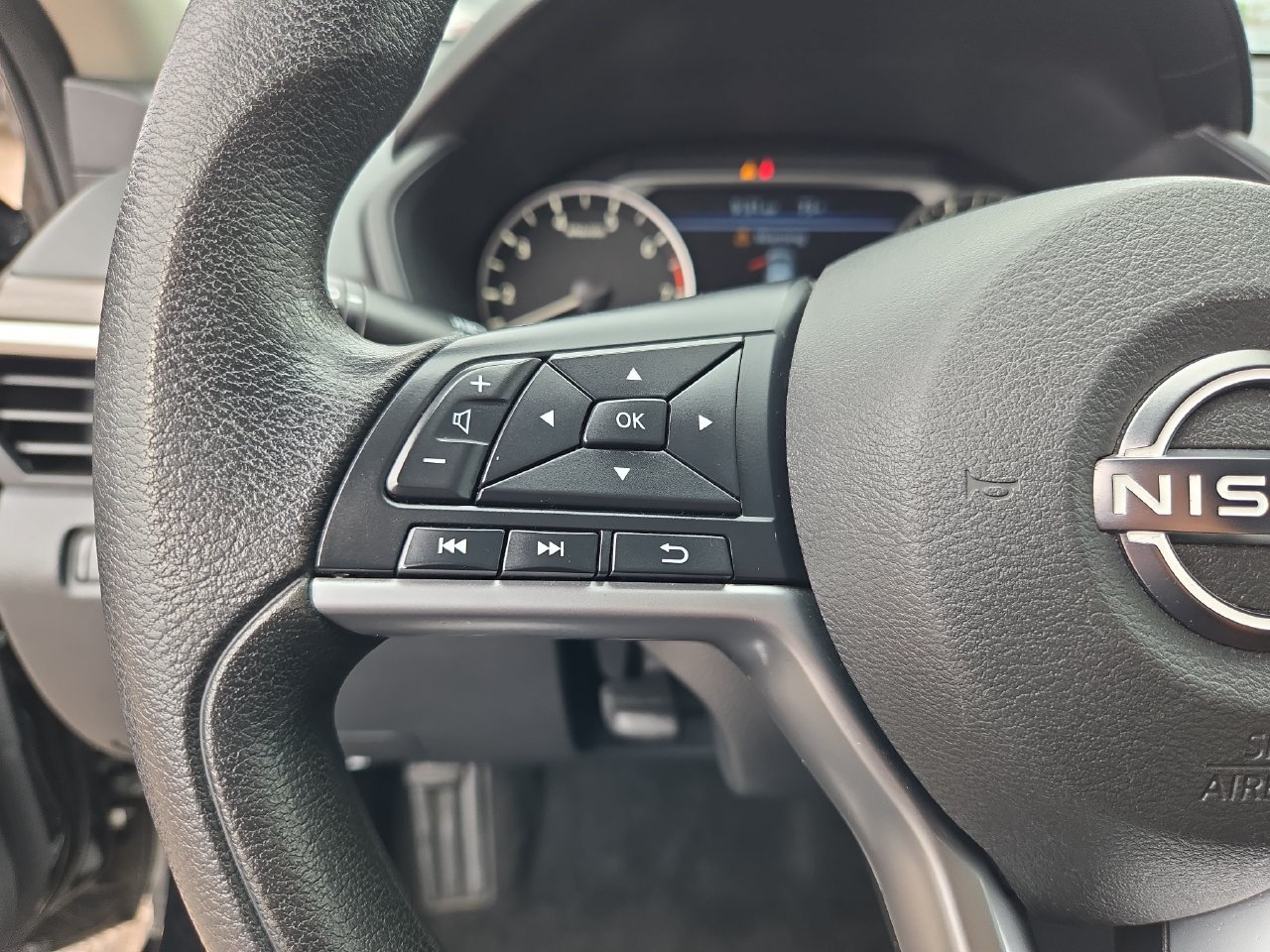 Used 2023 Nissan Altima 2.5 SV FWD image 16