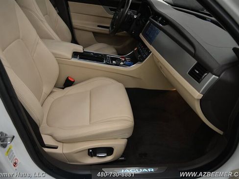 Used 2020 Jaguar XF Premium image 15