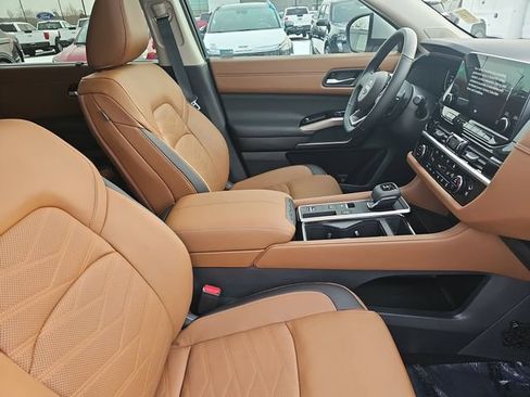 Used 2025 Nissan Pathfinder Platinum image 10