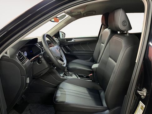 Certified 2024 Volkswagen Tiguan SE FWD image 11