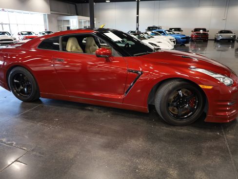 Used 2015 Nissan GT-R Premium image 8