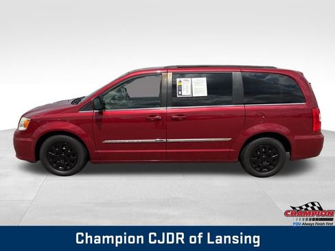 Used 2012 Chrysler Town & Country Touring w/ Entertainment Group #1 FWD image 4