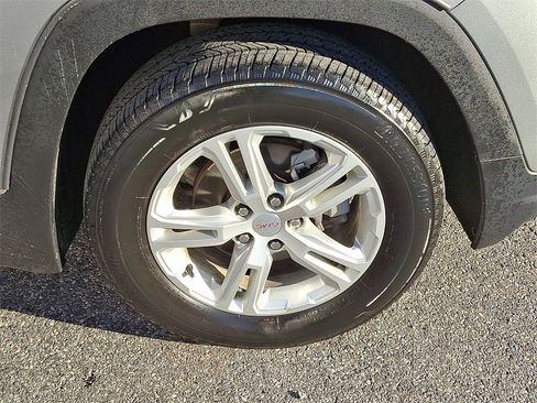 Used 2023 GMC Terrain SLE w/ Driver Convenience Package image 8