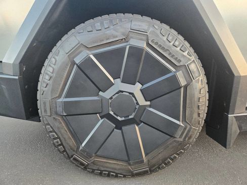 Used 2024 Tesla Cybertruck AWD Crew Cab image 18