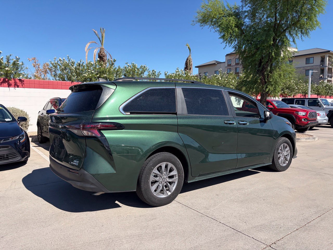 Used 2024 Toyota Sienna XLE FWD image 2