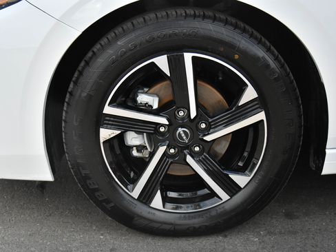 Used 2025 Nissan Sentra SV FWD image 12