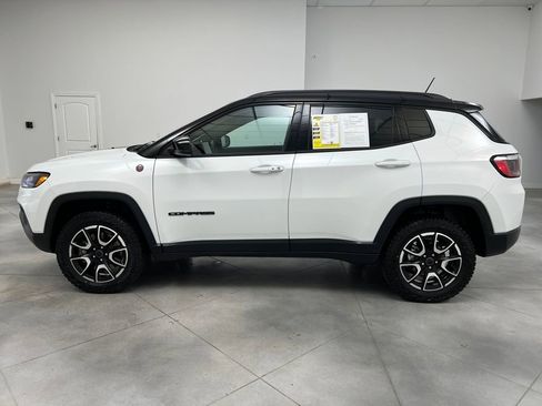 Used 2025 Jeep Compass Trailhawk AWD/4WD image 4