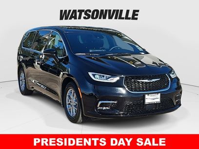 Used 2025 Chrysler Pacifica Select