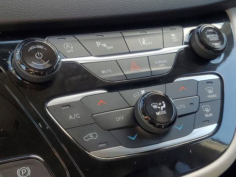 Used 2024 Chrysler Pacifica Touring-L image 26