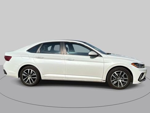 Used 2025 Volkswagen Jetta SE FWD image 2