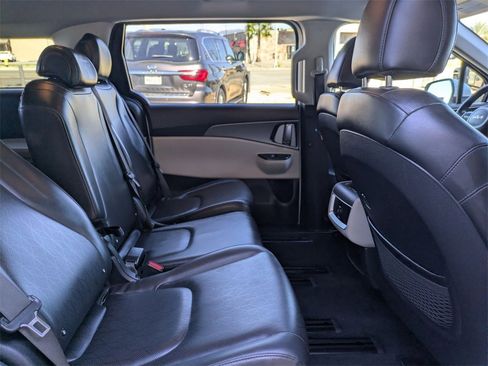 Used 2024 Kia Carnival LX image 31