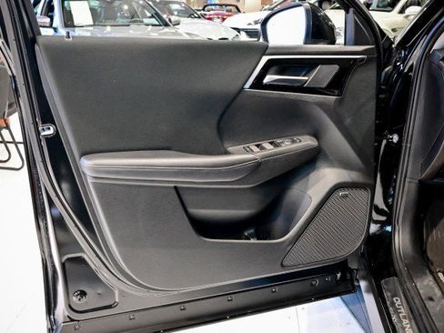 Used 2025 Mitsubishi Outlander ES image 15