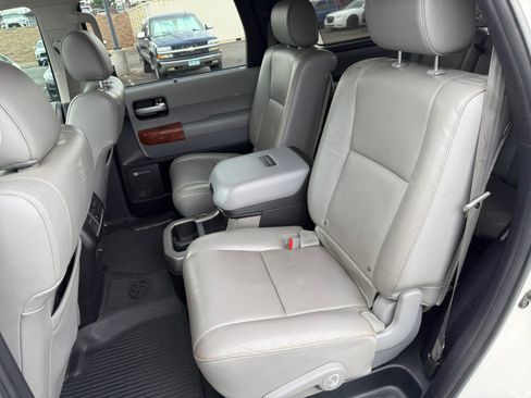 Used 2019 Toyota Sequoia Platinum w/ Carpet Mat Package (TMS) AWD/4WD image 17