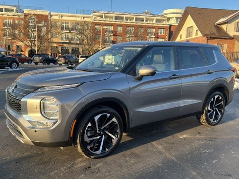 Used 2023 Mitsubishi Outlander SE image 3