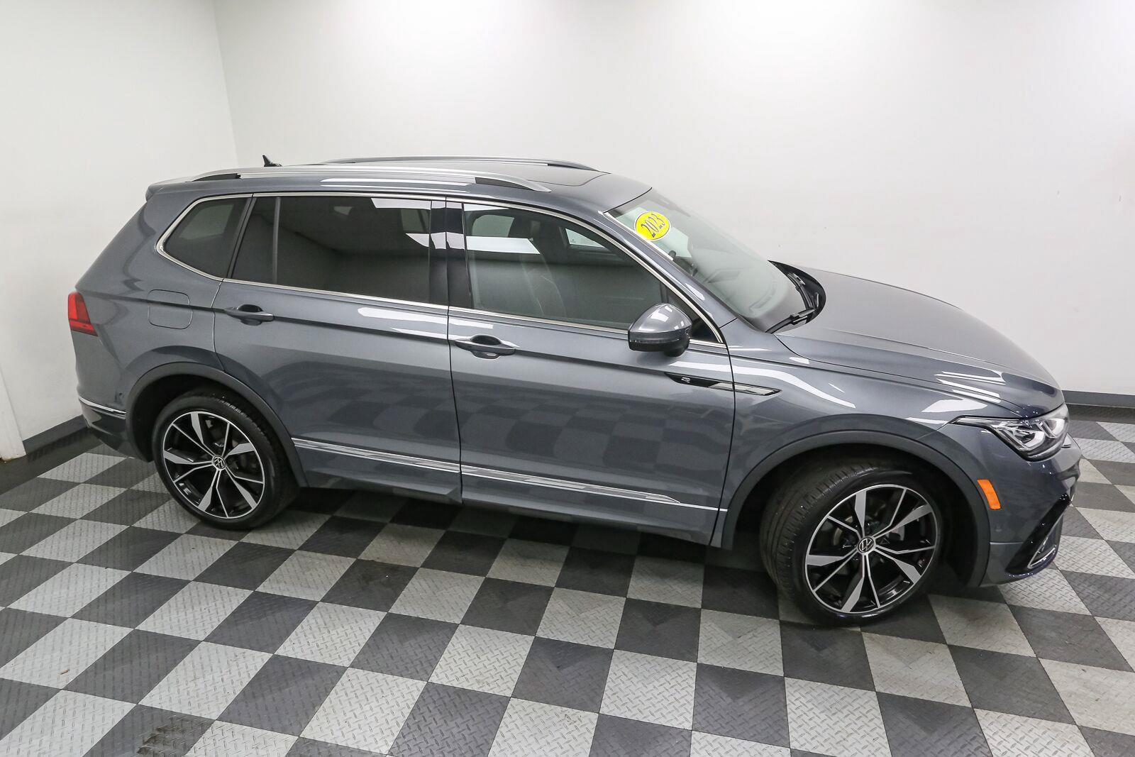 Used 2023 Volkswagen Tiguan SEL R-Line AWD/4WD image 5