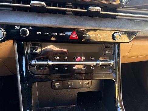 Used 2023 Kia Carnival EX image 24