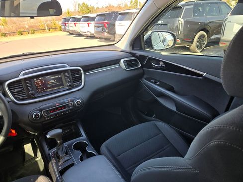 Certified 2019 Kia Sorento LX image 11