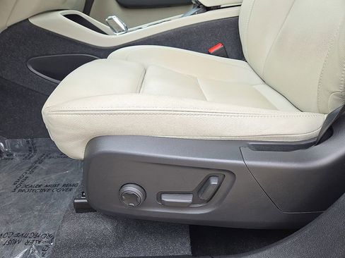 Used 2024 Volvo XC40 B5 Plus AWD/4WD image 23