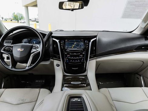 Used 2019 Cadillac Escalade Luxury image 16