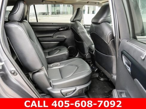 Used 2021 Toyota Highlander XLE AWD/4WD image 20