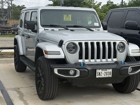 Used 2023 Jeep Wrangler Unlimited Sahara w/ Cold Weather Group AWD/4WD image 3
