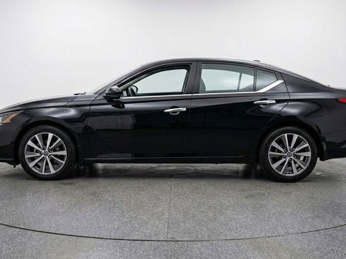 Used 2025 Nissan Altima 2.5 SV FWD image 3