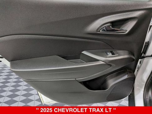 Used 2025 Chevrolet Trax LT w/ Driver Confidence Package FWD image 27
