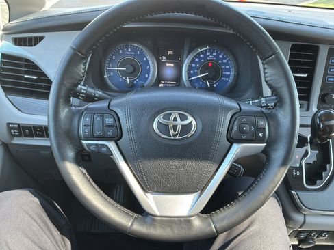 Used 2015 Toyota Sienna XLE w/ XLE Navigation Package FWD image 18