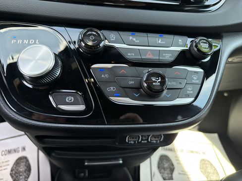 Used 2025 Chrysler Pacifica Select FWD image 21