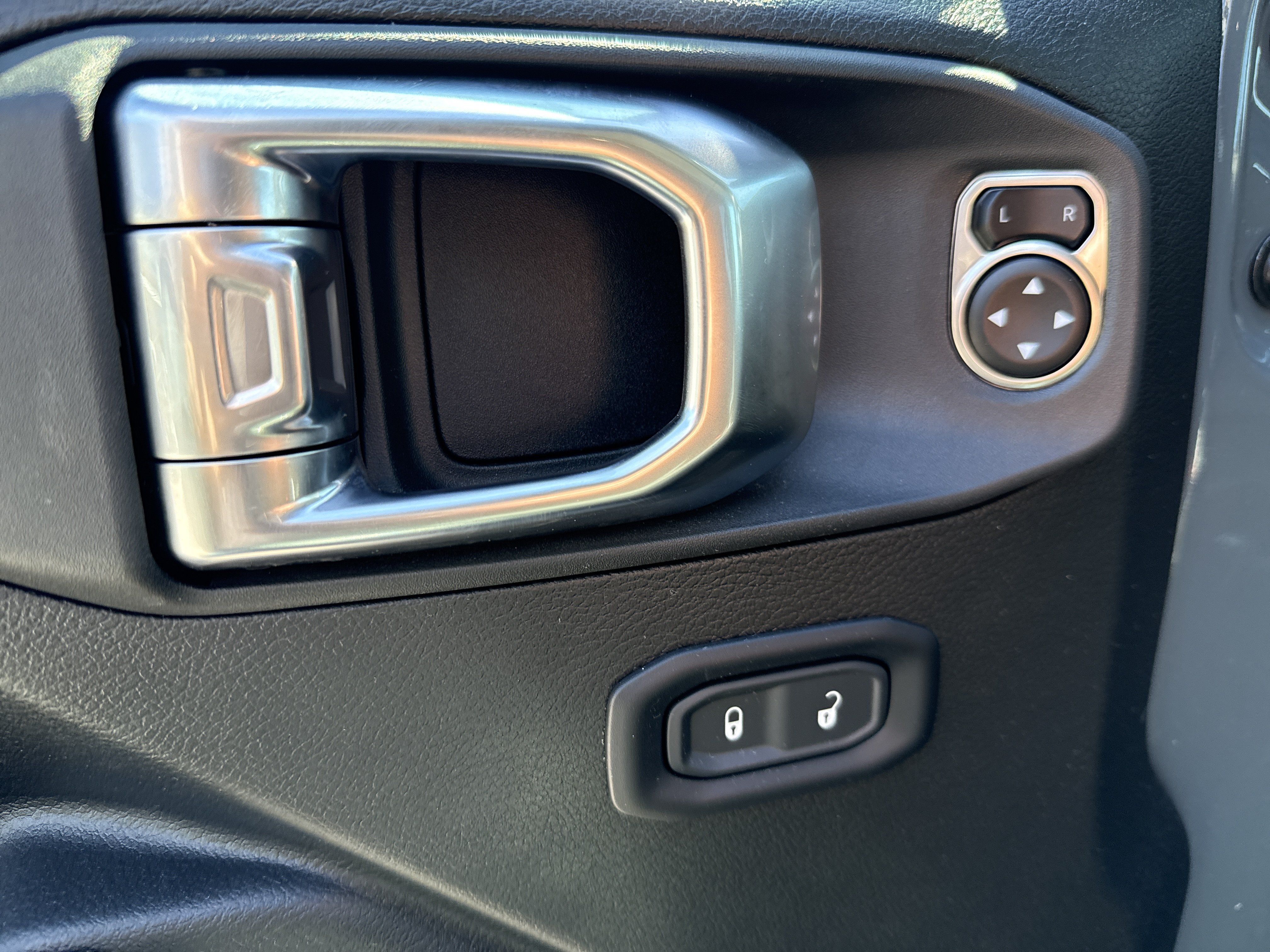 Used 2025 Jeep Gladiator Sport AWD/4WD image 16