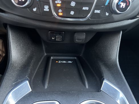 Used 2023 Chevrolet Traverse Premier image 35