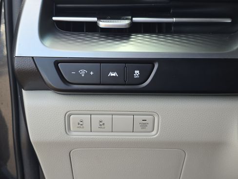 Used 2023 Kia Carnival LX FWD image 29