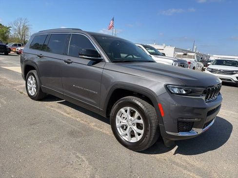 Used 2023 Jeep Grand Cherokee L Limited w/ Luxury Tech Group II image 3