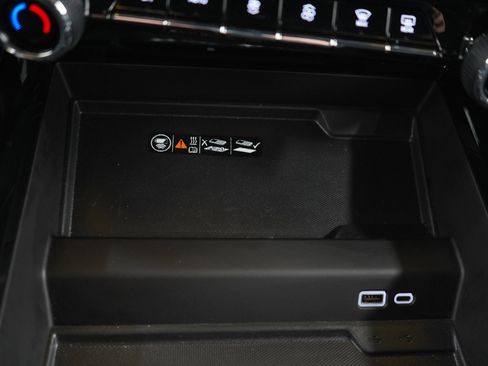 Used 2025 Chevrolet Tahoe LT AWD/4WD image 24