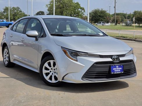 Used 2024 Toyota Corolla LE FWD image 2