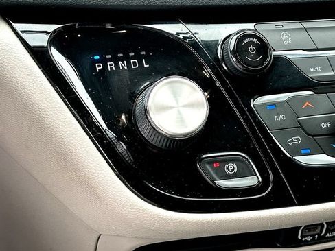 Used 2022 Chrysler Voyager LX FWD image 17