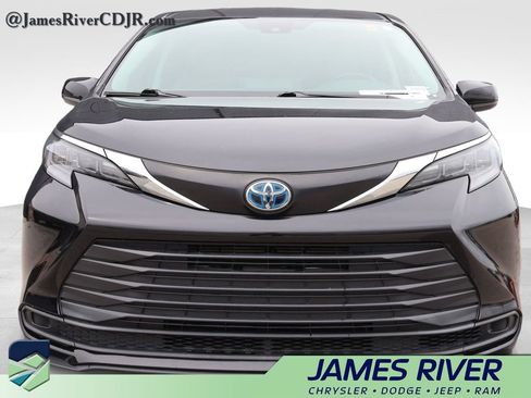 Used 2024 Toyota Sienna LE FWD image 7