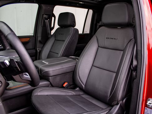 Used 2025 GMC Yukon XL Denali w/ Sun & Power Step Package image 21