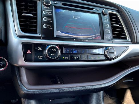 Used 2019 Toyota Highlander XLE AWD/4WD image 15
