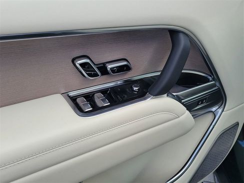 Used 2025 Land Rover Range Rover Long Wheelbase Autobiography image 24
