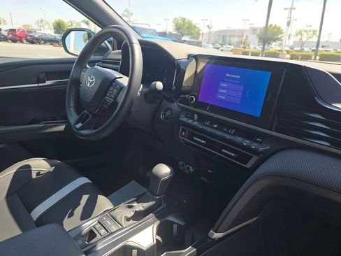 Used 2025 Toyota Camry SE image 9