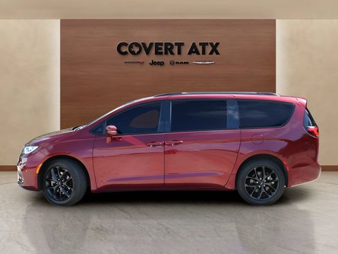 Used 2021 Chrysler Pacifica Limited w/ Uconnect Theater Family Group AWD/4WD image 2