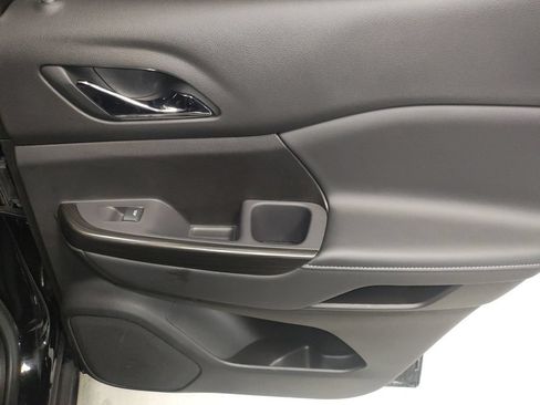 Used 2022 GMC Acadia SLT w/ Preferred Package FWD image 13