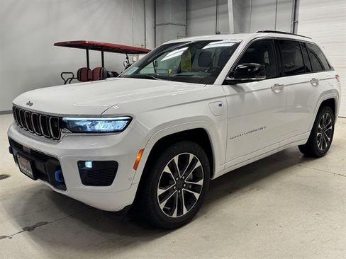 Used 2023 Jeep Grand Cherokee Overland w/ Advanced Protech Group III AWD/4WD image 3