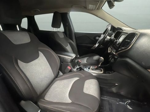 Used 2017 Jeep Cherokee Sport FWD image 20