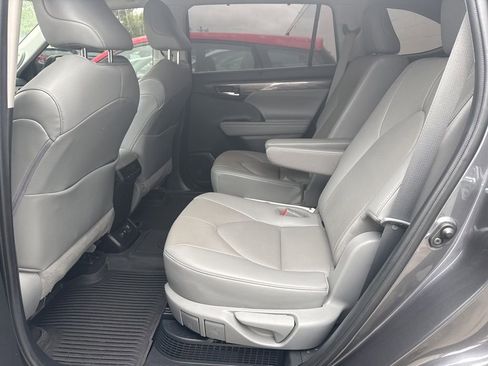 Used 2021 Toyota Highlander Limited AWD/4WD image 4